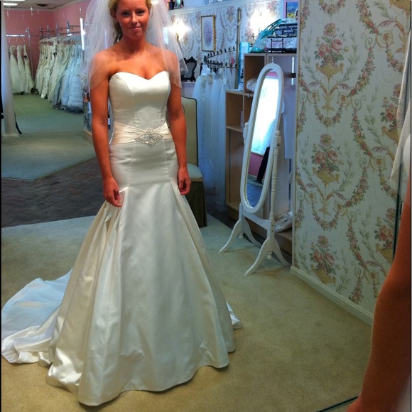 Wedding dress - Picture 2 of 5